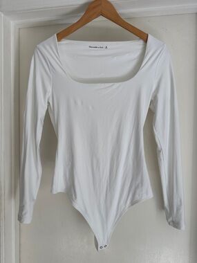 Abercrombie & Fitch White Long-Sleeve Scoop Bodysuit Medium